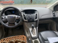Khoang lái Ford Focus 1.6 Trắng 2012