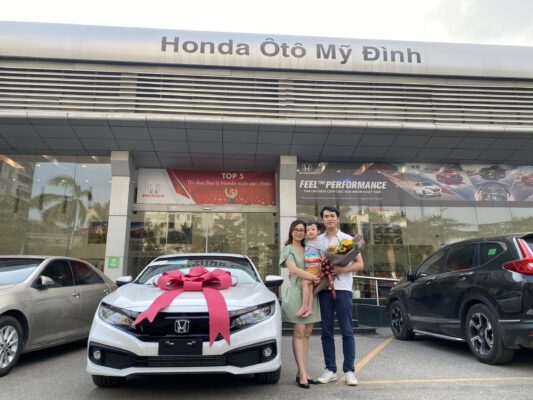 Già đình khách hàng nhận Honda Civic Rs Trắng tại Honda Mỹ Đình